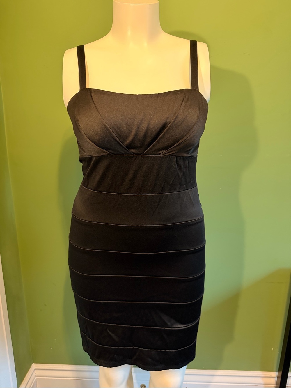 Chic Black Sleeveless Mini Dress with Structured Banding